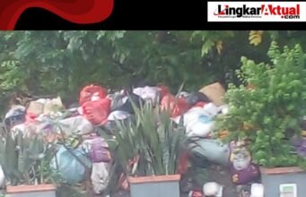 Kabupaten Bekasi Darurat Sampah! Tumpukan Sampah di Pinggir Jalan Sebrang SPBU Gemalapik Jadi Sorotan Publik