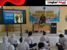 Bhabinkamtibmas Sukamanah Pelda Agus Harjanto Berikan Latihan Dasar Kepemimpinan kepada Siswa dan Siswi SMPN 2 Sukamanah