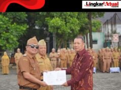 Pimpin Apel Gabungan, Bupati Garut Serahkan SK Kenaikan Pangkat dan Lepas PNS Purna Tugas