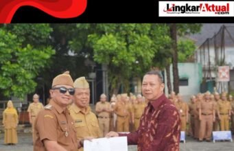 Pimpin Apel Gabungan, Bupati Garut Serahkan SK Kenaikan Pangkat dan Lepas PNS Purna Tugas