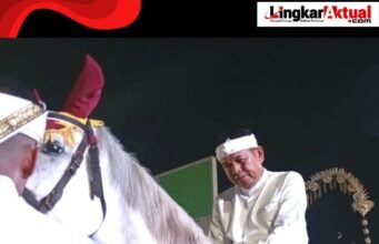 Dedi Mulyadi menunggang kuda saat memimpin Kirab Mahkota Binokasih di Karawang, disambut antusias dan haru ribuan warga