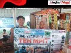 GOKAR Menuju Karawang Maju, Bantu Pedagang Kecil Lewat Spanduk Gratis