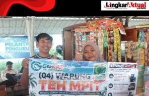 GOKAR Menuju Karawang Maju, Bantu Pedagang Kecil Lewat Spanduk Gratis