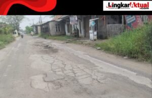 Jalan Raya Rute Kampung Kempes (Sukamulya, Sukatani) Menuju Balong Gubug (Sukawijaya, Tambelang) Rusak dan Berlubang, Pengendara Banyak Mengalami Kecelakaan