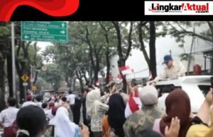 Momen Hangat Warga Sambut Kedatangan Prabowo di Bandung: Pak Minta Foto