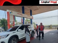 Anggota Polsek Batujaya Melaksanakan Patroli Prekat di SPBU Batujaya di Siang Hari
