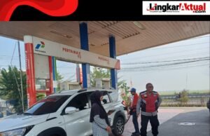 Anggota Polsek Batujaya Melaksanakan Patroli Prekat di SPBU Batujaya di Siang Hari