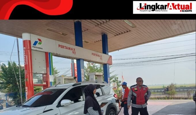 Anggota Polsek Batujaya Melaksanakan Patroli Prekat di SPBU Batujaya di Siang Hari