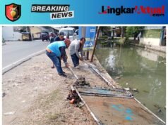 Driver GOKAR dan Warga Evakuasi Plang Besi Roboh di Saluran Irigasi Tarum Tengah Lamaran