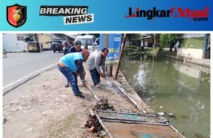 Driver GOKAR dan Warga Evakuasi Plang Besi Roboh di Saluran Irigasi Tarum Tengah Lamaran