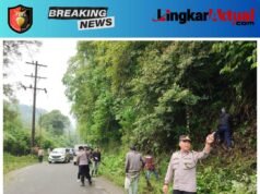 Polsek Berastagi Berpartisipasi Ikut Kerja Bakti Jalur Wisata Semangat Gunung, Wujudkan Destinasi Bersih dan Nyaman