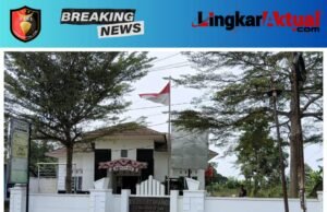 Sungguh Miris! Bendera Merah Putih Robek dan Kusam Masih Berkibar Dihalaman Kantor Desa Jati Wangi, Diduga Berpotensi Langgar UU