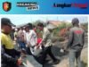 Dipimpin Kades Sumardi, Warga Karangmukti Kompak Gotong Royong Aspal Jalan Secara Swadaya