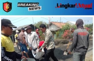 Dipimpin Kades Sumardi, Warga Karangmukti Kompak Gotong Royong Aspal Jalan Secara Swadaya