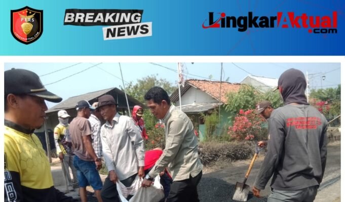 Dipimpin Kades Sumardi, Warga Karangmukti Kompak Gotong Royong Aspal Jalan Secara Swadaya