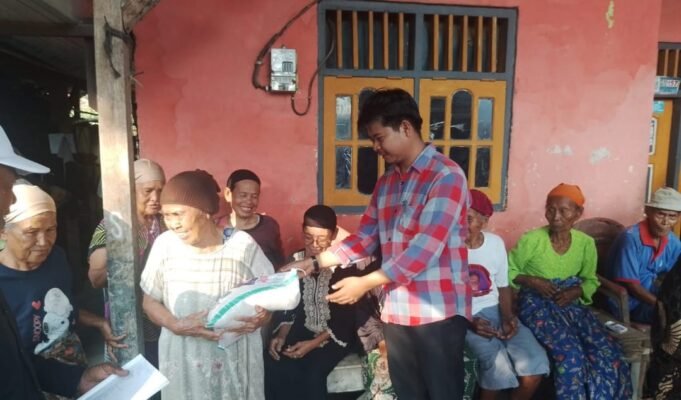 Jum’at Berkah, Cakades Sumber Urip “Iyung” Santuni Warga Lansia dengan Sembako Beras, Penuh Haru dan Bahagia