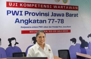 Nina Melani Jadi Wartawan Wanita Pertama Karawang Predikat Utama UKW