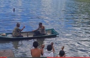 Bhabinkamtibmas Polsek Tiga Panah Sapa Warga di Pinggiran Danau Toba, Sampaikan Pesan Kamtibmas