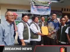 Cakades Karang Segar Pardi Daftar ke Sekretariat Panitia Pilkades Dikawal Ribuan Massa Pendukung