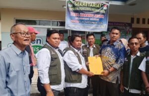 Cakades Karang Segar Pardi Daftar ke Sekretariat Panitia Pilkades Dikawal Ribuan Massa Pendukung