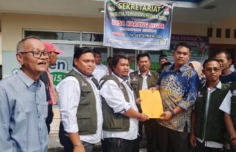 Cakades Karang Segar Pardi Daftar ke Sekretariat Panitia Pilkades Dikawal Ribuan Massa Pendukung