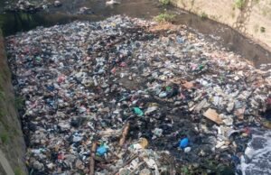 Tumpukan Sampah Tutupi Aliran Sungai Cikendal di Cigondewah Kaler, Kondisi Memprihatinkan Kembali Terjadi