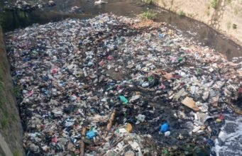 Tumpukan Sampah Tutupi Aliran Sungai Cikendal di Cigondewah Kaler, Kondisi Memprihatinkan Kembali Terjadi