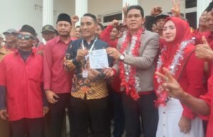 Ribuan Warga Antar Sumardi Daftar Pilkades Karangmukti, Lautan Merah Iringi Langkah Petahana