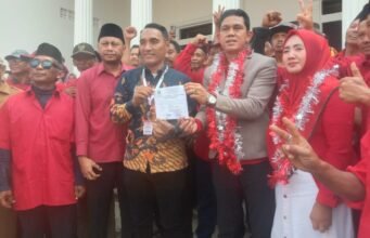 Ribuan Warga Antar Sumardi Daftar Pilkades Karangmukti, Lautan Merah Iringi Langkah Petahana
