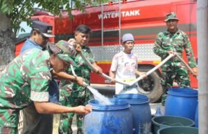 Tanggapi Darurat Kekeringan: Sinergi TNI, BPBD, dan PMI Salurkan Air Bersih untuk Warga Pasekan