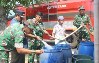 Tanggapi Darurat Kekeringan: Sinergi TNI, BPBD, dan PMI Salurkan Air Bersih untuk Warga Pasekan