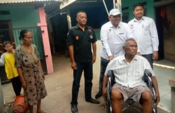 Saung Naga Hitam Bersama LSM Prabu Indonesia Jaya dan Media Lingkaraktual.com Bersinergi dengan Baznas Serahkan Kursi Roda kepada Warga yang Membutuhkan di Sukamanah