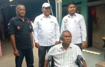 DPD IWO Indonesia Kabupaten Bekasi Bersama LSM Prabu Indonesia Jaya Dampingi BAZNAS Salurkan Bantuan Kursi Roda Bagi Warga Yang Membutuhkan