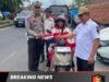 Satlantas Polres Karo Bagikan dan Pasang Bendera Merah Putih di Kendaraan
