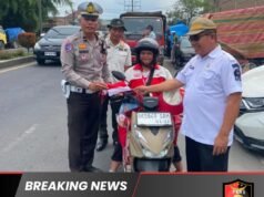 Satlantas Polres Karo Bagikan dan Pasang Bendera Merah Putih di Kendaraan