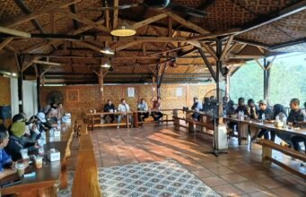 Kajari Purwakarta Jalin Keakraban dengan Para Rekan-Rekan Jurnalis Dari Berbagai Organisasi Lewat Coffee Morning Sore