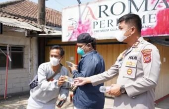 Aksi Peduli Polisi, Bagikan Masker untuk Lindungi Masyarakat dari Abu Vulkanik