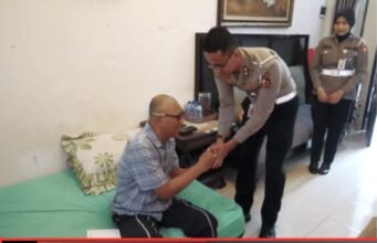 HUT ke-71 Lalu Lintas, Korlantas Jenguk Aiptu Iwan Anggota PJR Cikampek yang Sakit