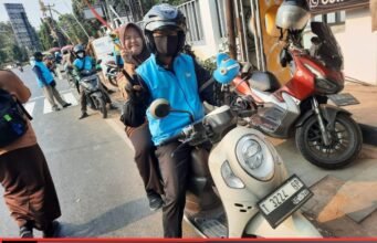 Program GOKAR Peduli Sekolah Berikan Antar Pulang Gratis di SMAN 5 Karawang