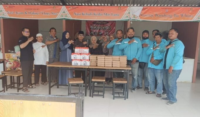 Jumat Berkah di Karawang, Food Court Islamic Center Gandeng Driver GOKAR Berbagi Makanan