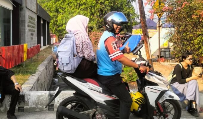 Program GOKAR Sahabat Sekolah Mulai Berjalan, Siswa SMKN 2 Karawang Coba Pesan Driver