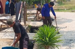 Semangat Gotong Royong, Warga Grand Arwiga Permai RT 02 RW 011 Blok C Gelar Kerja Bakti Bersihkan Lingkungan