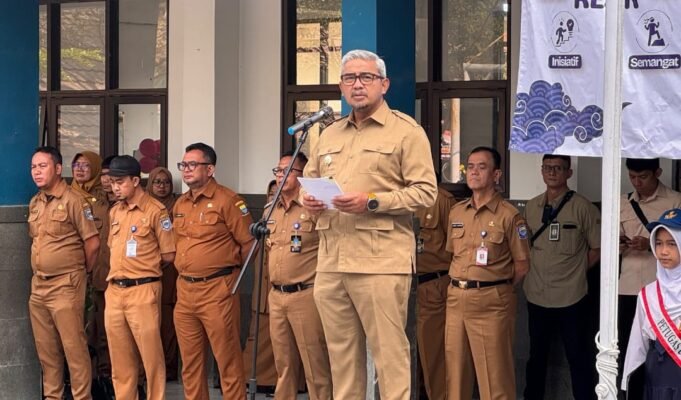 M.Farhan, Walikota Bandung menghadiri acara 1 Dekade SMPN 55 Kota Bandung