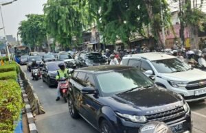 Proyek Galian Diduga Picu Kemacetan di Otista, Antrean Kendaraan Merambat ke Jalan Permukiman