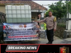 Peduli Warga Terdampak Kemarau, Polsek Jatiluhur Salurkan 1.000 Liter Air Bersih Ke Warga Desa Parakanlima