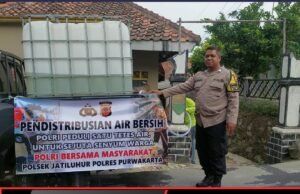Peduli Warga Terdampak Kemarau, Polsek Jatiluhur Salurkan 1.000 Liter Air Bersih Ke Warga Desa Parakanlima