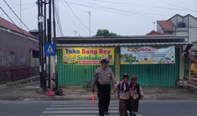 Berangkat Sekolah Disambut Polisi, Pulang Membawa Cerita