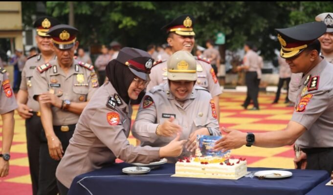 Kejutan Ulang Tahun dari Kapolres Purwakarta, Hangatkan Kebersamaan dengan Wakapolres dan Personel